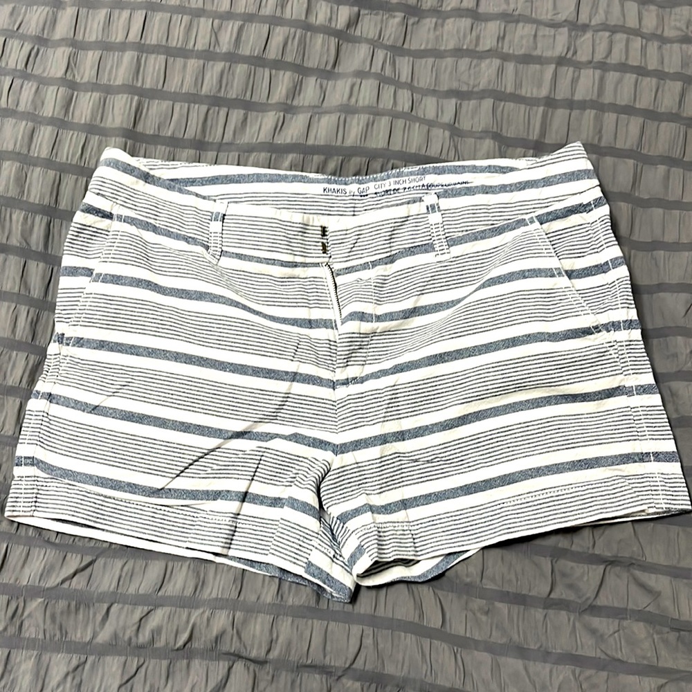 EUC khakis by GAP 3 inch short